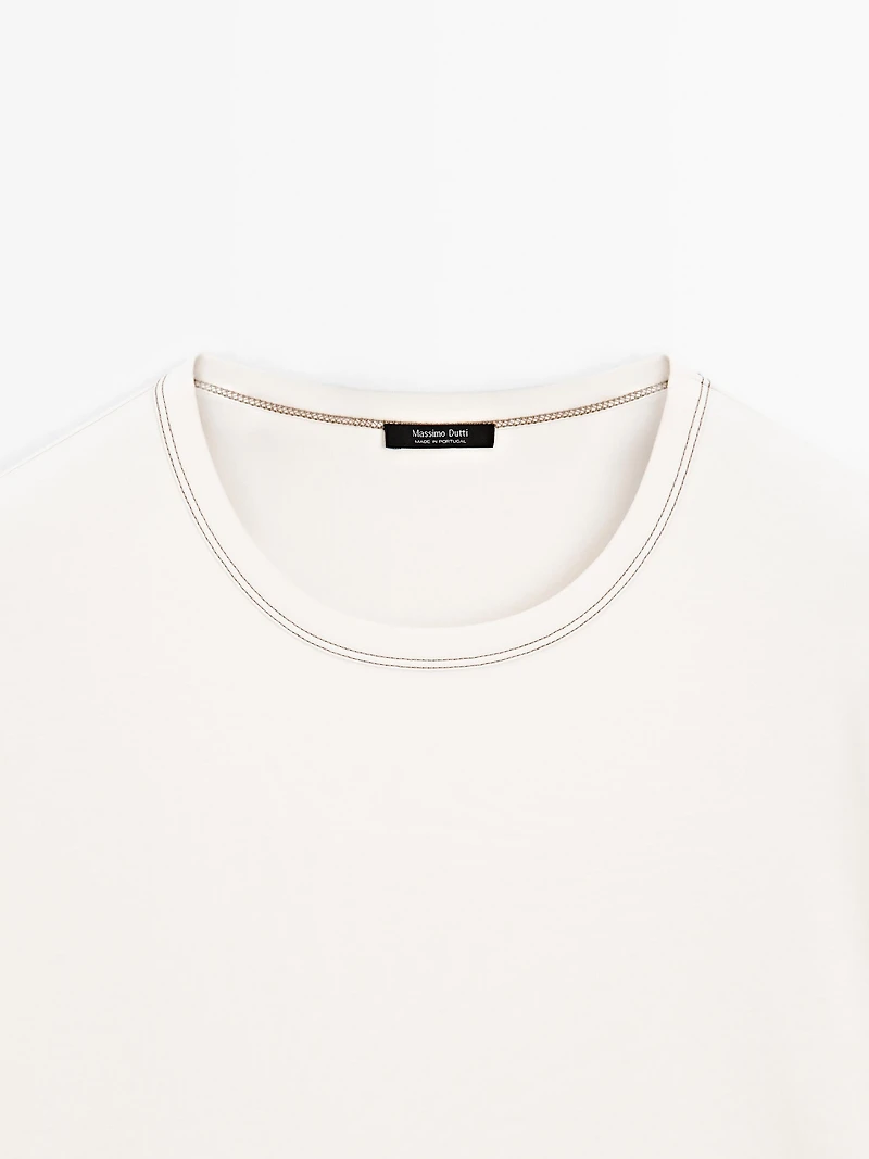 Short-sleeve T-shirt with contrast topstitching