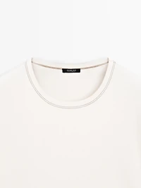 Short-sleeve T-shirt with contrast topstitching