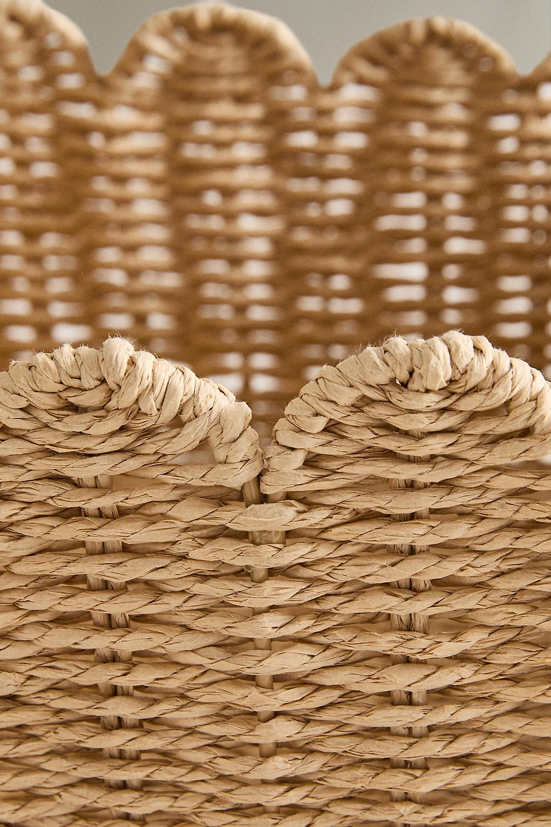 SMALL SCALLOPED BASKET