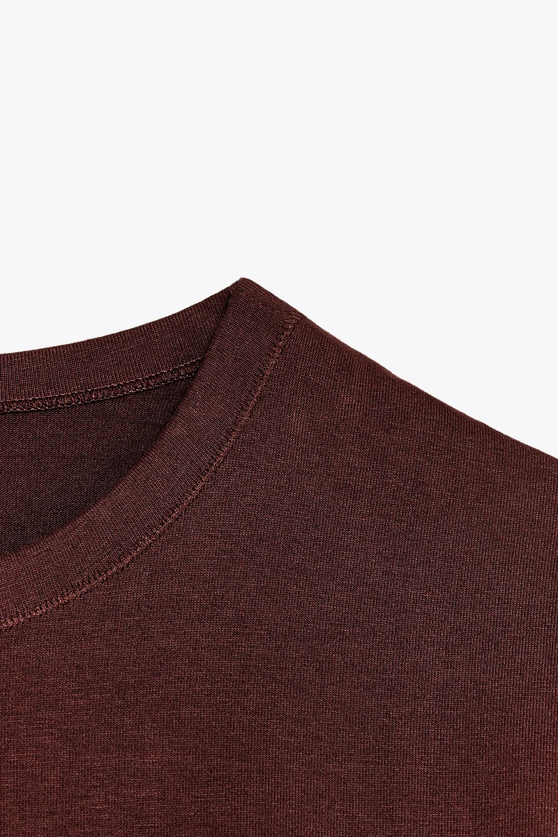 T-SHIRT AJUSTÉ À MANCHES COURTES