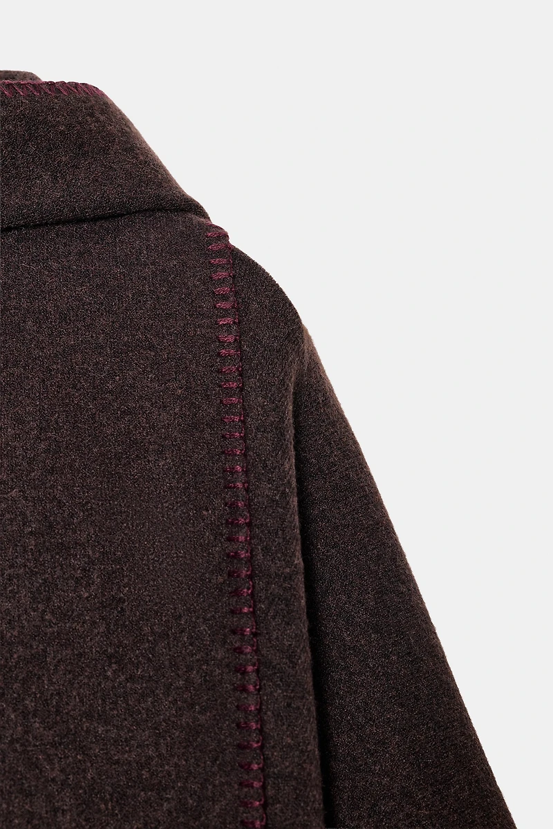 CAPE EN MAILLE AVEC ÉCHARPE ET FIL EN CONTRASTE