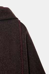 CAPE EN MAILLE AVEC ÉCHARPE ET FIL EN CONTRASTE