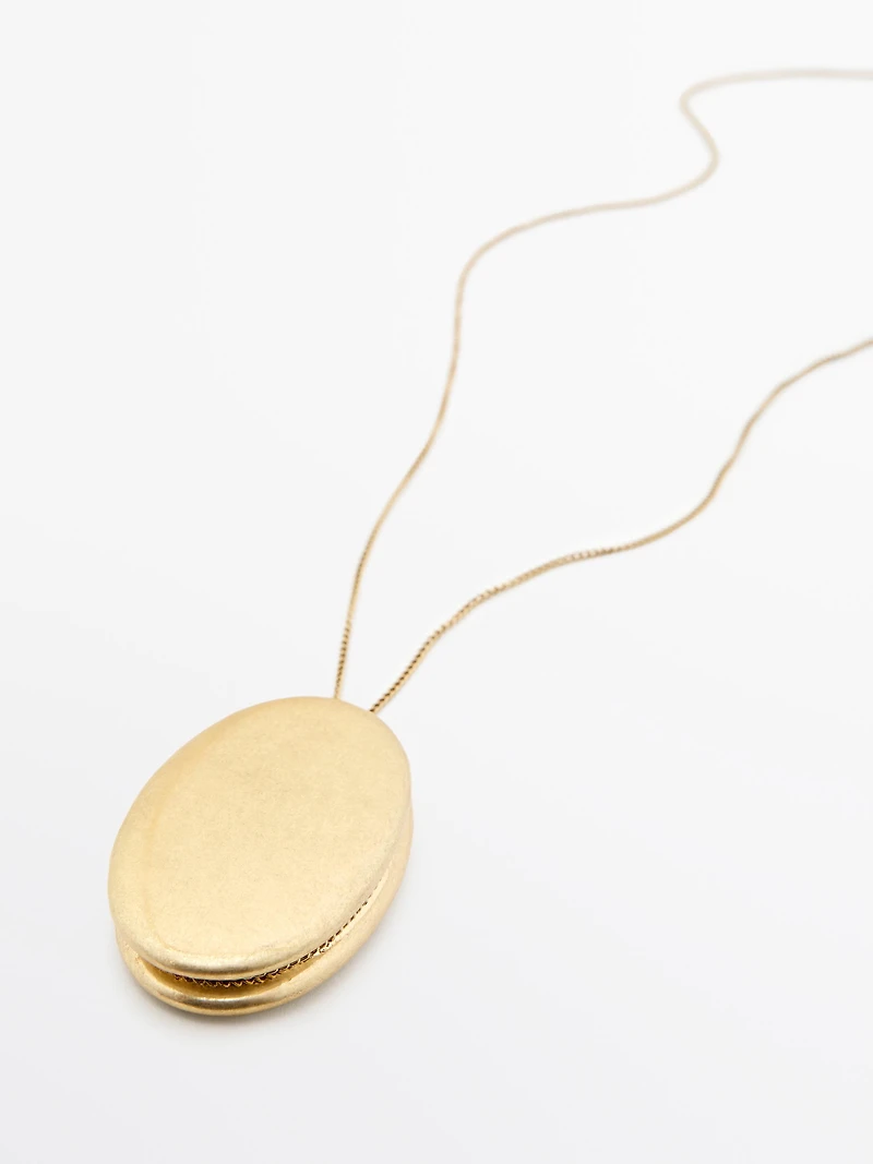 Necklace with metal piece