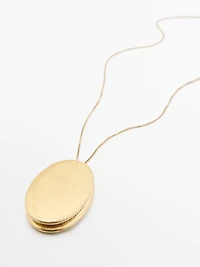 Necklace with metal piece
