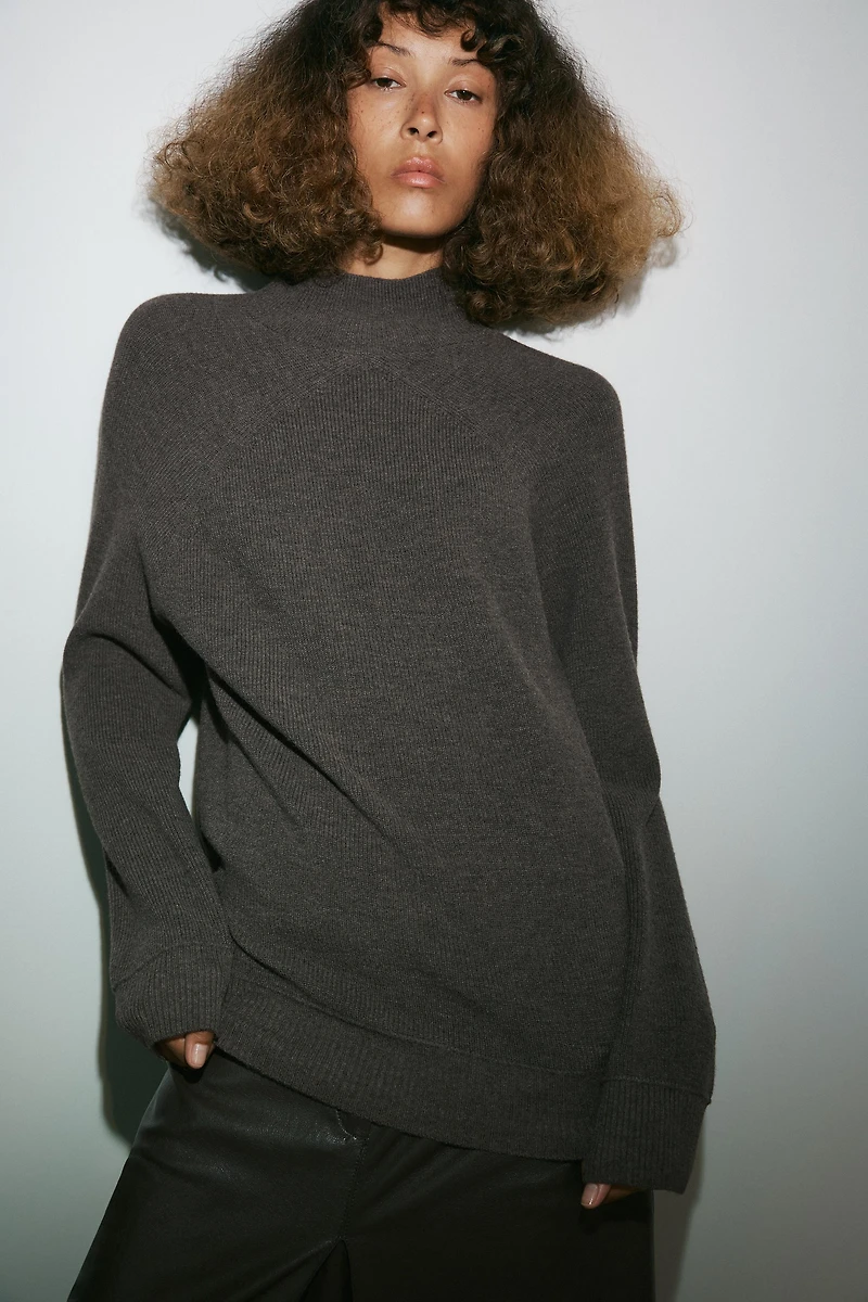 PULL EN MAILLE À COL MONTANT