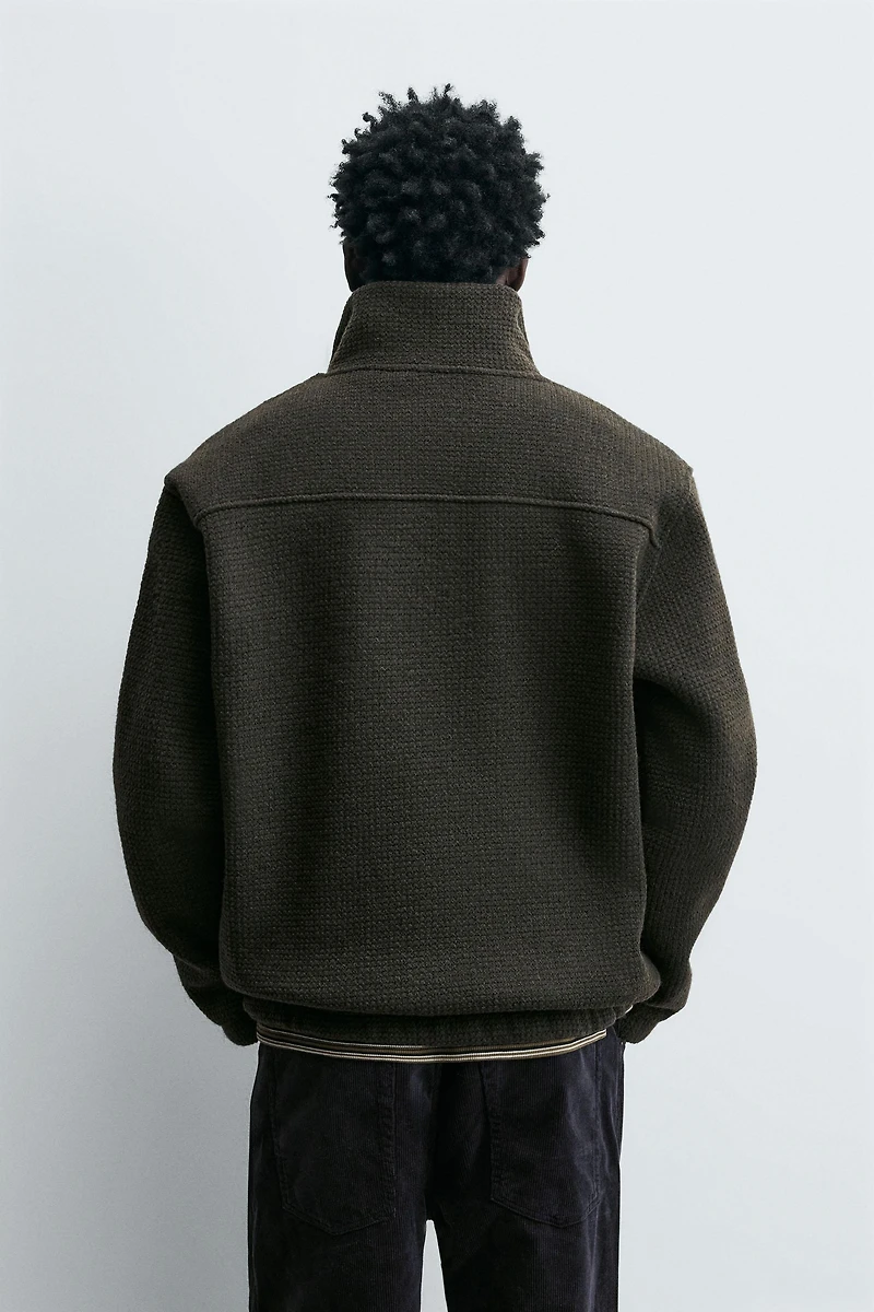 SWEAT STRUCTURÉ COL ZIPPÉ