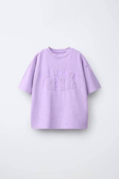 T-SHIRT À INSCRIPTION EN RELIEF