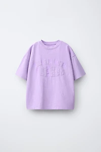T-SHIRT À INSCRIPTION EN RELIEF