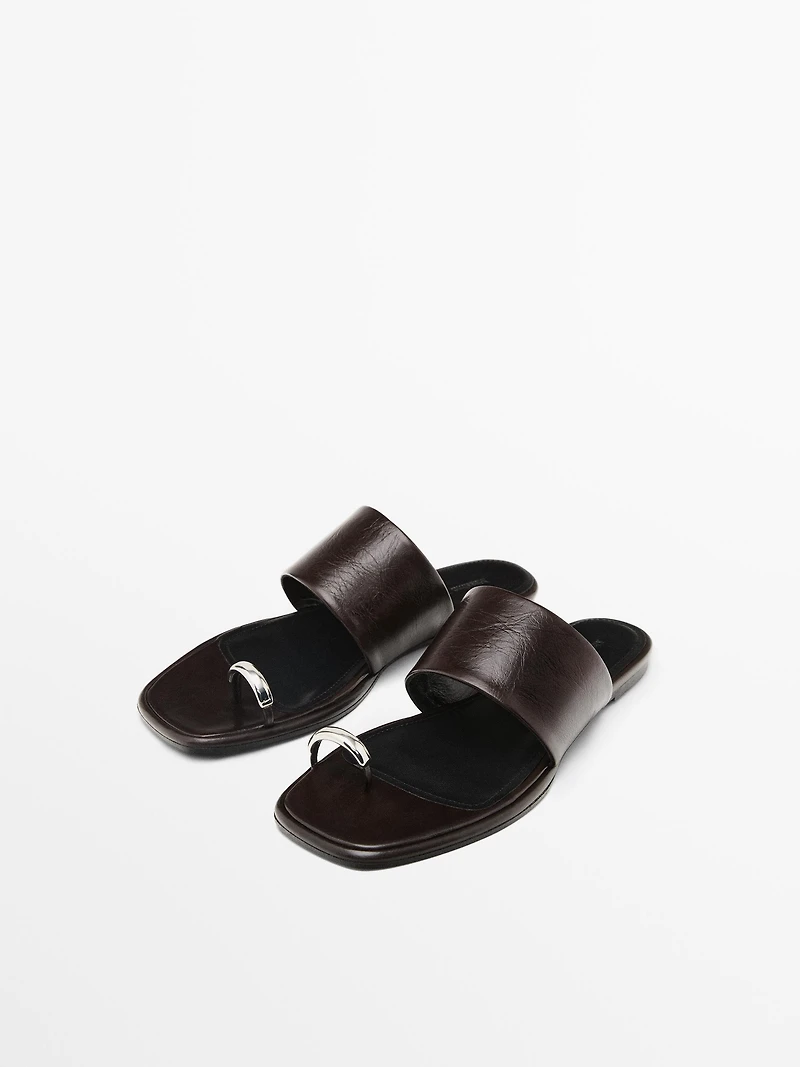 Sandales plates en cuir avec bague