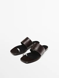 Sandales plates en cuir avec bague