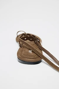 SANDALES ŒILLETS MÉTALLIQUES CUIR