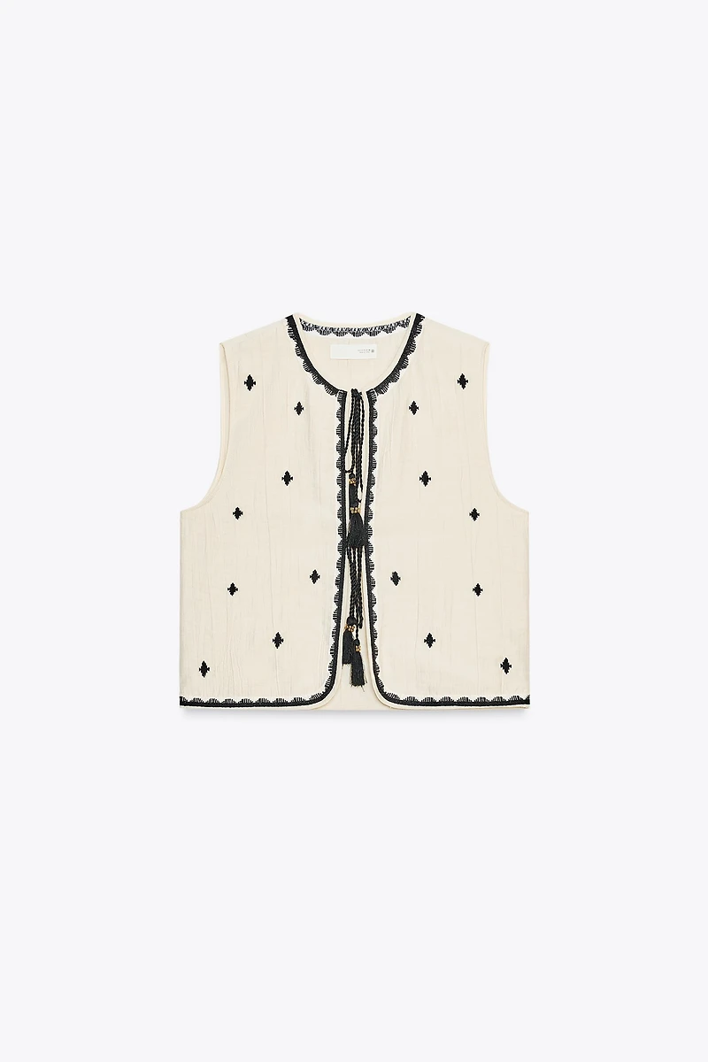 GILET BRODÉ À POMPONS