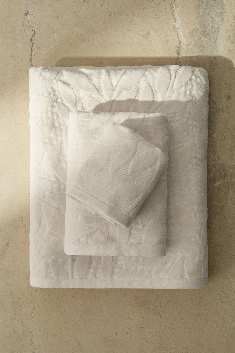 VELOUR JACQUARD BATH TOWEL