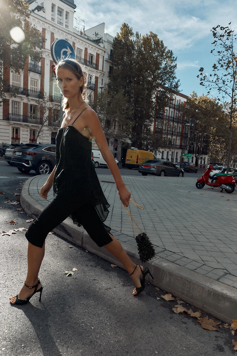 TOP LONG EN DENTELLE ASYMÉTRIQUE