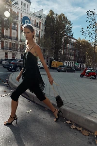 TOP LONG EN DENTELLE ASYMÉTRIQUE