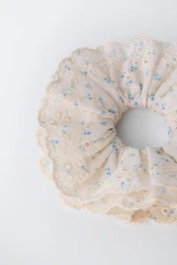 FLORAL CUT-OUT HAIR TIE