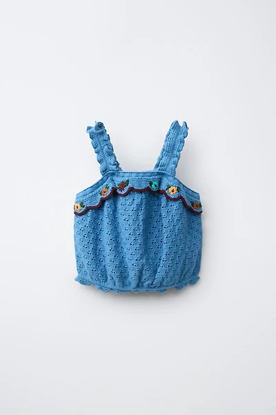 TOP EN MAILLE À VOLANT ET BRODERIES COTON LIN