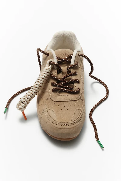 TENNIS EN CUIR À LACETS