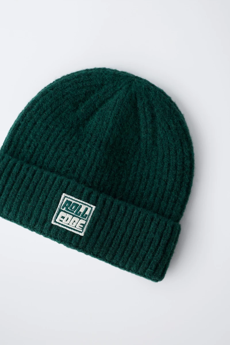 KNIT HAT WITH LABEL