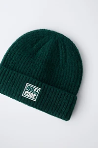 KNIT HAT WITH LABEL