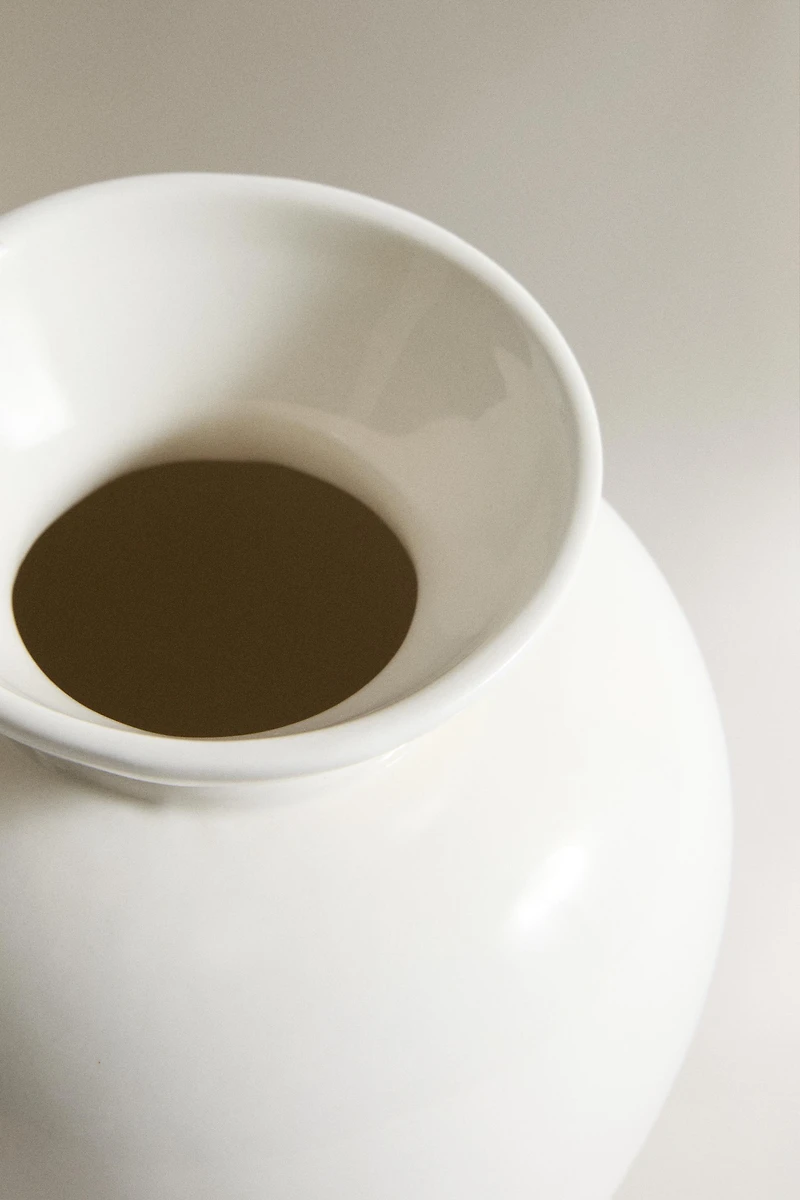 CREAM CERAMIC DECORATIVE VASE