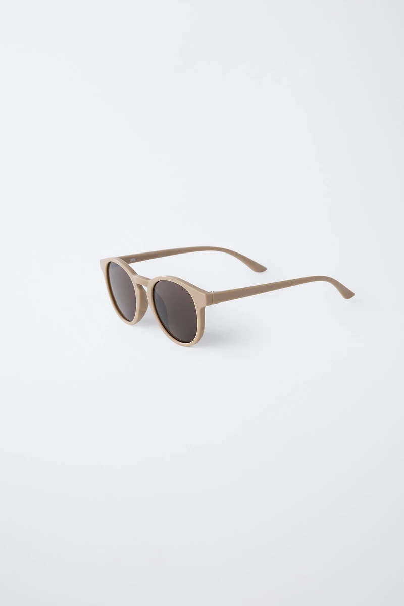 THIN PLASTIC FRAME SUNGLASSES