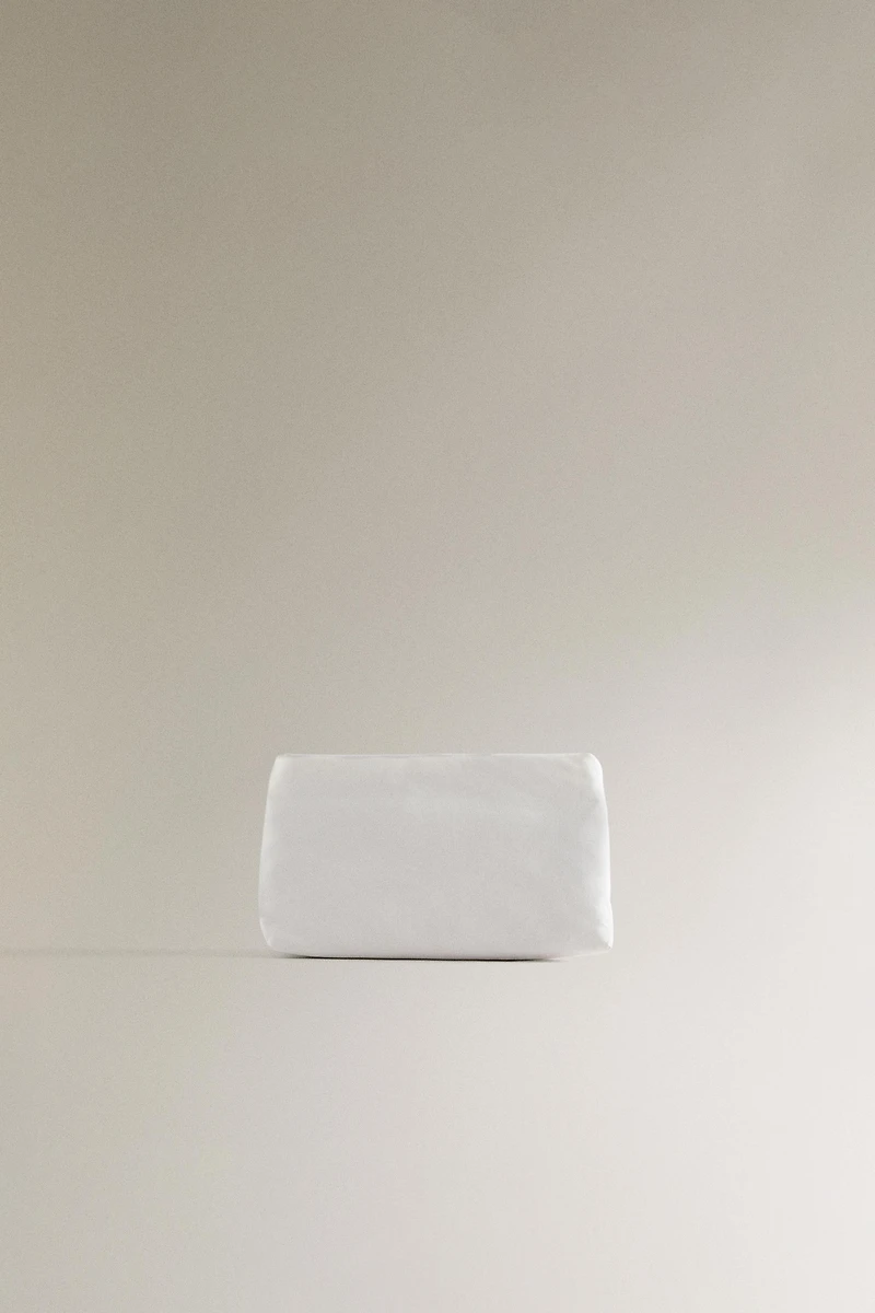 TECHNICAL FABRIC TOILETRY BAG