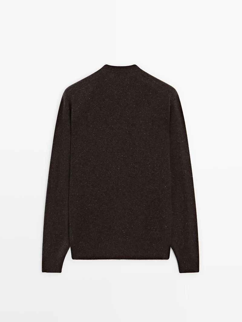 Round neck knit sweater with contrast detail