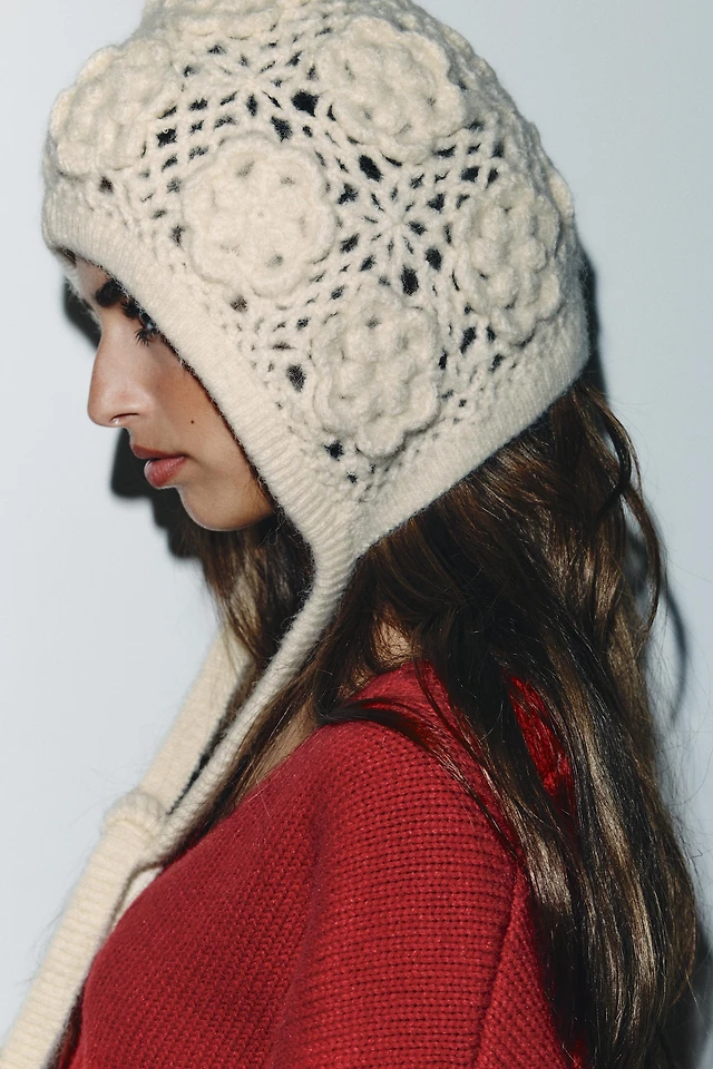 Zara EMBOSSED CROCHET FLOWER BONNET at Mall of America® in  display picture 2