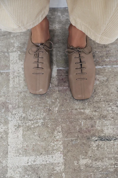 LOW-HEEL LEATHER LACE-UP SHOES