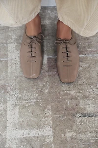 LOW-HEEL LEATHER LACE-UP SHOES