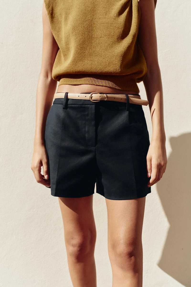 BELTED SHORTS WITH DARTS