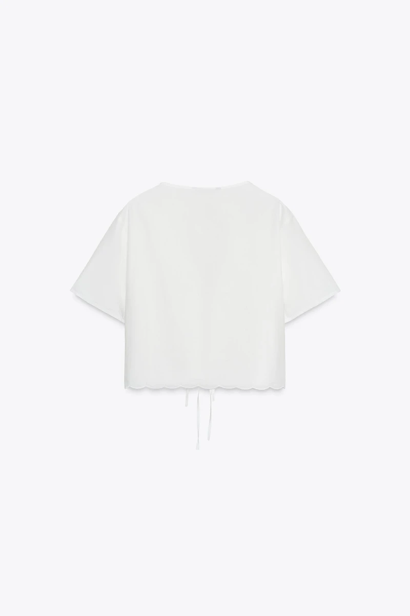 CHEMISE À LACETS ET BRODERIES