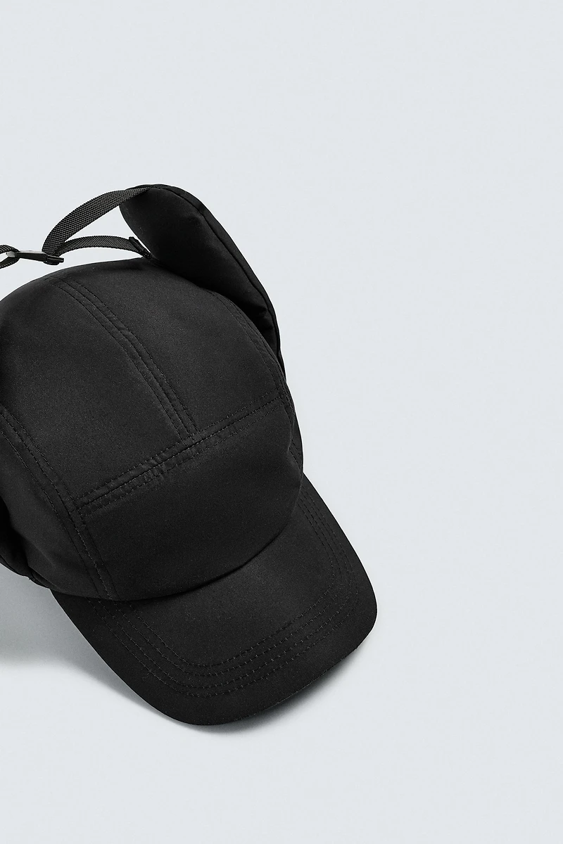 CASQUETTE TECHNIQUE MATELASSÉE AVEC CACHE-OREILLES