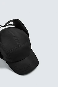 CASQUETTE TECHNIQUE MATELASSÉE AVEC CACHE-OREILLES