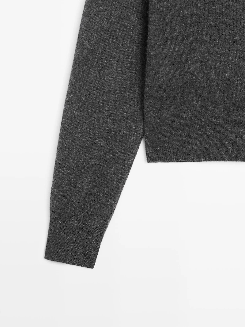 Short knit cardigan with raglan sleeves