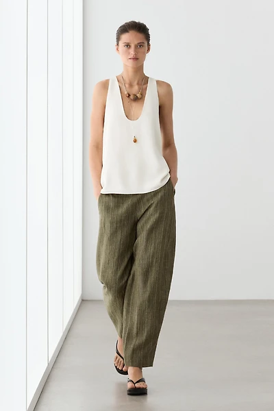 Total look linen trousers with corset belt detail