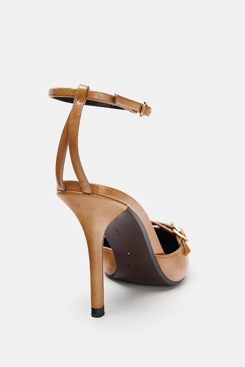 CHAUSSURES À TALONS ET BOUCLES
