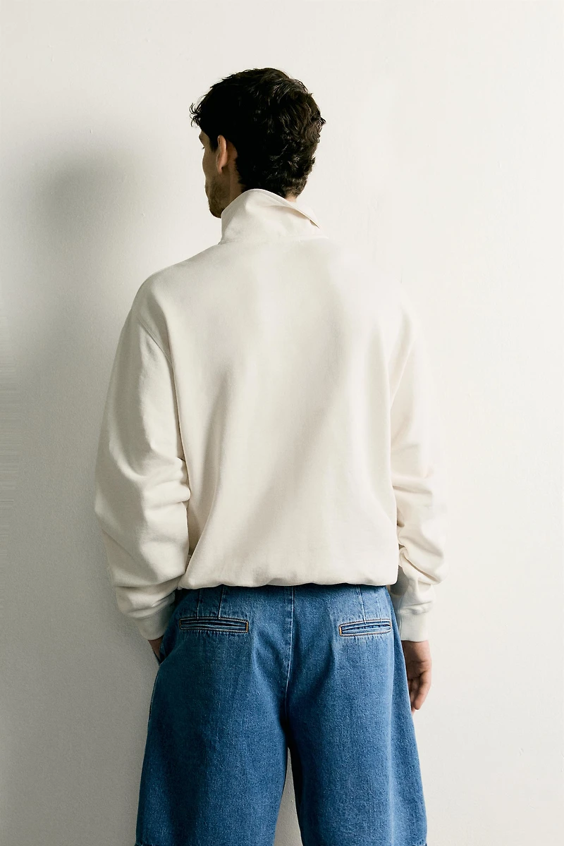 CONTRAST QUARTER-ZIP SWEATSHIRT