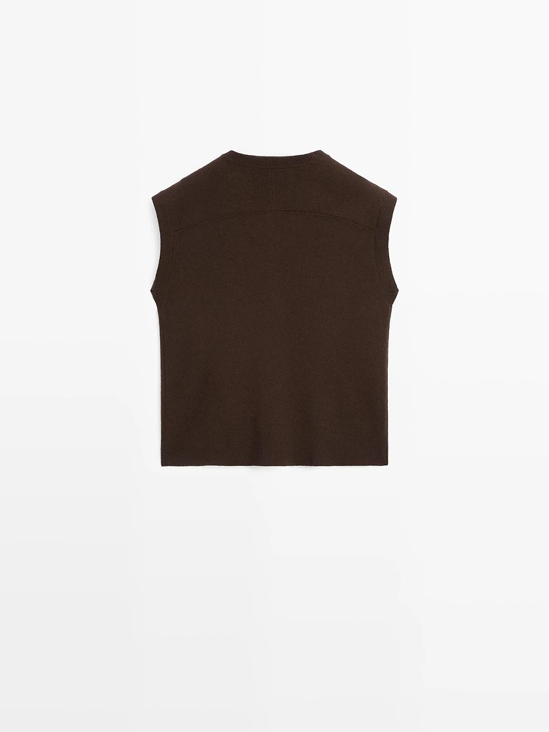 Knit vest with golden buttons