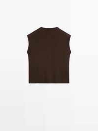 Knit vest with golden buttons