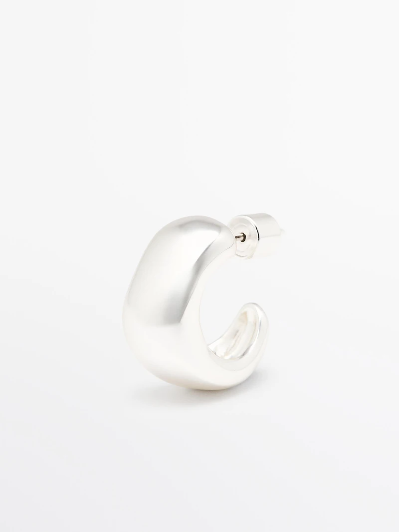 Petite boucle d'oreille roche