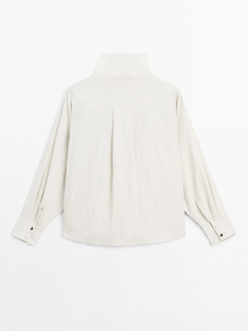 Flowing shirt with button detail on the chest