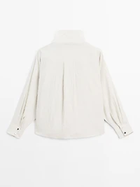 Flowing shirt with button detail on the chest