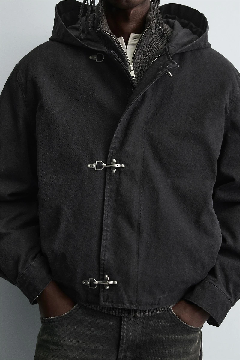 VESTE À CAPUCHE ET BRANDEBOURGS