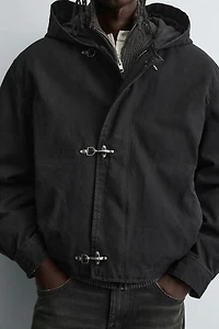 VESTE À CAPUCHE ET BRANDEBOURGS