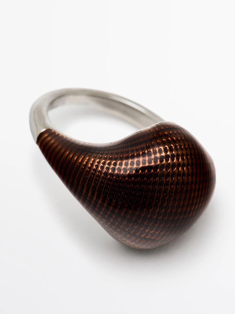 Set of textured enamelled rings