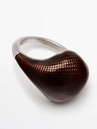 Set of textured enamelled rings