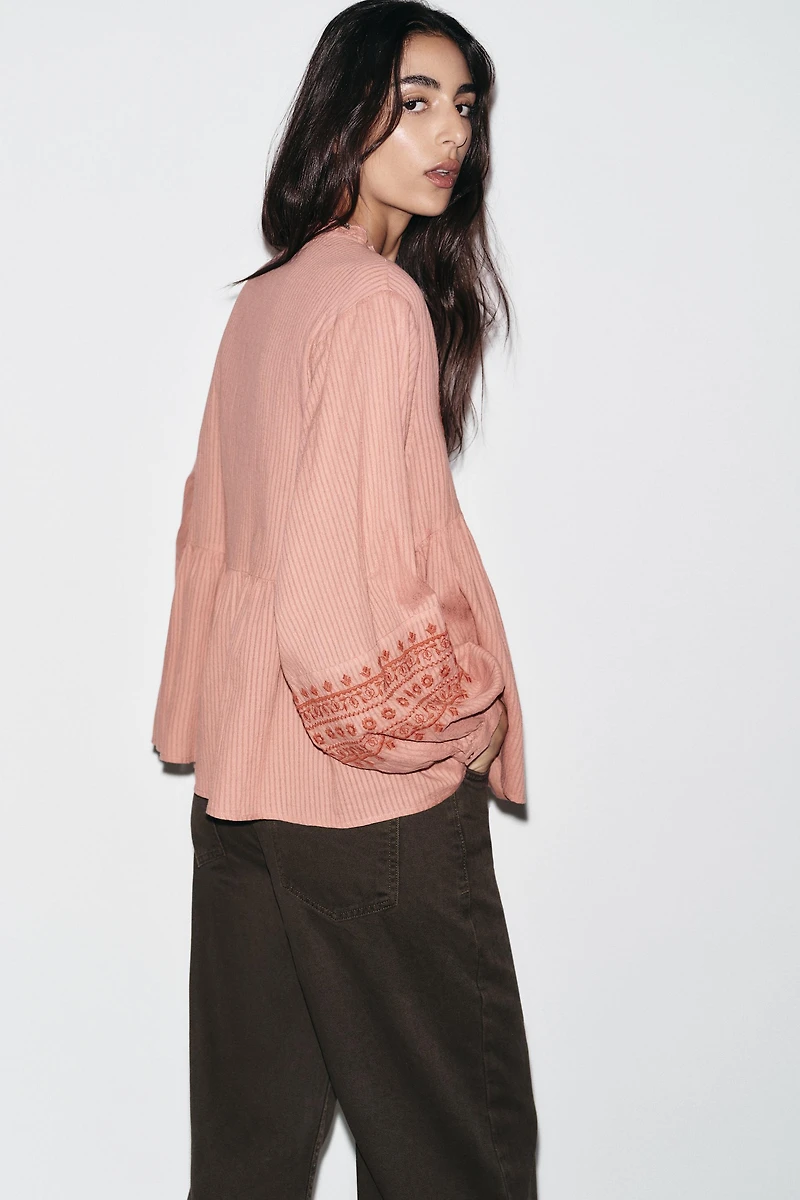 BLOUSE BRODERIES CONTRASTE