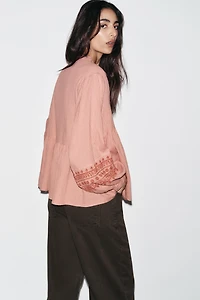 BLOUSE BRODERIES CONTRASTE